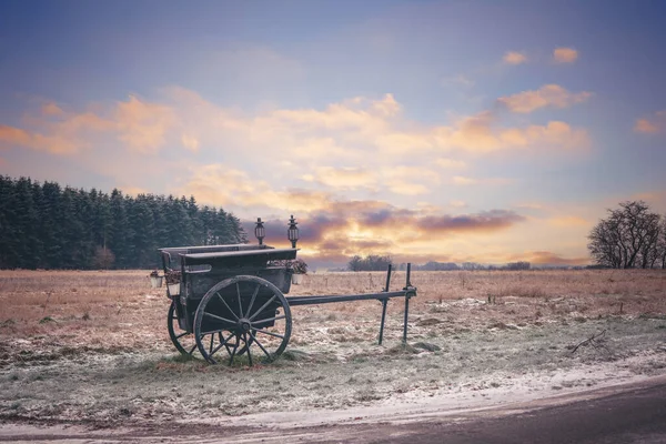 Старая Повозка Поселенцев Стоящая Морозе Прерии Закате — стоковое фото