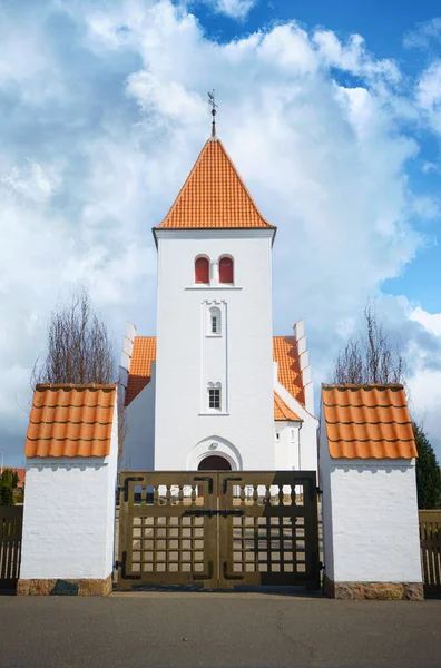 Gate Beuatiful White Church Red Tiled Roof Blue Sky — Stock Photo, Image