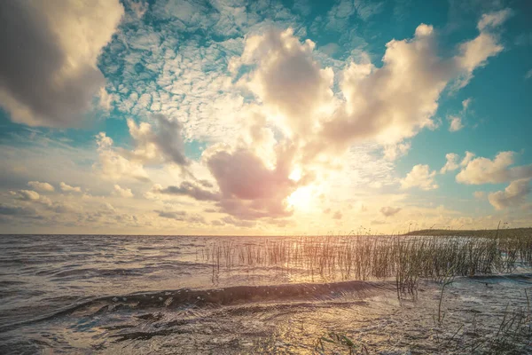Krásný Západ Slunce Moře Dramatickou Oblohou Skandinávském Pobřeží Scenérie — Stock fotografie