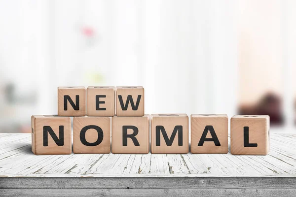 Nieuwe Normale Levensstijl Bord Een Witte Tafel Een Lichte Woonkamer — Stockfoto