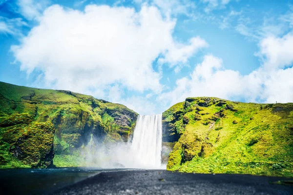 Vízesés Zöld Sziklák Között Kék Alatt Izlandon — Stock Fotó