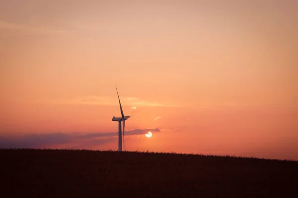 Moulin Vent Coucher Soleil Sur Une Colline Dans Paysage Rural — Photo