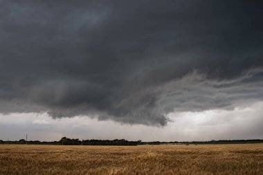 Kansas 'taki kuru bir arazide şiddetli bir fırtınanın altında bir duvar bulutu..