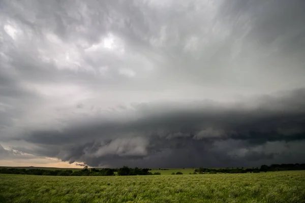 Ein Schweres Gewitter Mit Einer Wolke Über Einer Grünen Wiese — Stockfoto