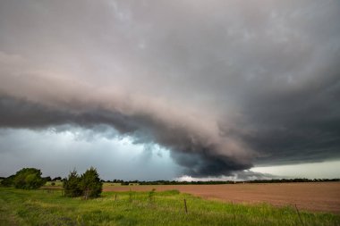 Kansas 'taki bir çiftlik arazisinde yağmur ve dolu dolu dolu dolu yağan bir raf bulutu..