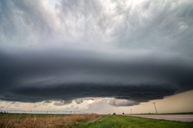 Nebraska kırsalındaki bir otoyolun üzerinde gökyüzünde uçan daire şeklinde bir süper hücre fırtınası var..