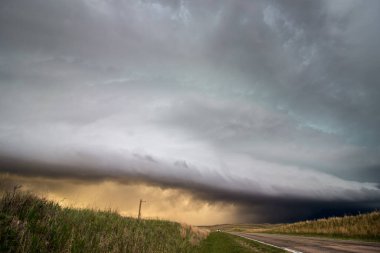 Akşamları Nebraska 'nın otlaklarında bir otoyol üzerinde bir raf bulutu ve gök gürültüsü..