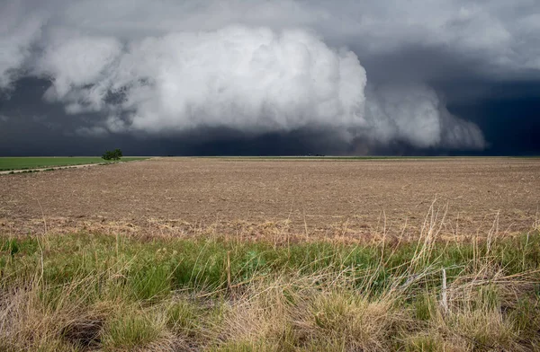 Una Nube Ripiano Bassa Sotto Temporale Quasi Tocca Terra Sopra — Foto Stock