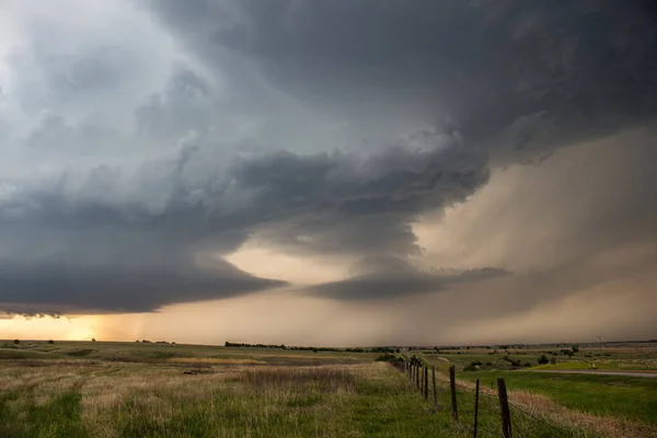 大雨を生み出す2つの雷雨が夜のネブラスカの草原を越えて空に衝突 — ストック写真