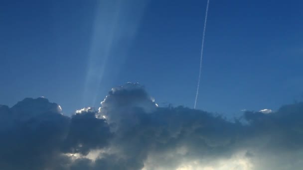 Nuvens com avião no céu — Vídeo de Stock