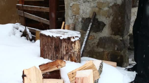 Man splitting wood wintertime — Stock Video