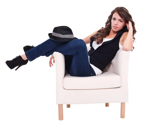 Sexy brunetka siedząc w fotelu — Zdjęcie stockowe