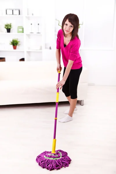 Mujer con fregona — Foto de Stock