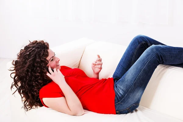 Menina falando no telefone celular — Fotografia de Stock