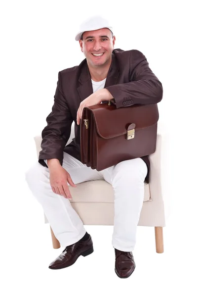 Kahverengi bir çanta kameraya gülümseyen trendy adam — Stok fotoğraf
