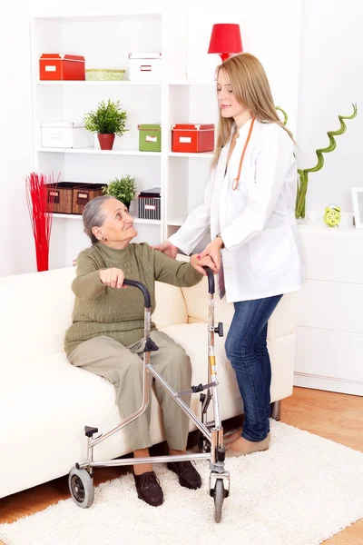 Enfermera ayudando a anciana — Foto de Stock