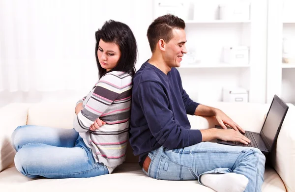 Couple with laptop — Stock Photo, Image