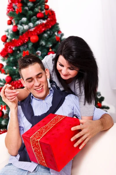 Een liefdevolle Kerstmis paar — Stockfoto