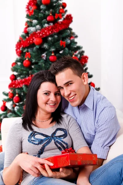 Pareja feliz en Navidad —  Fotos de Stock