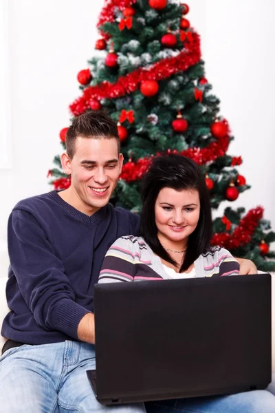 圣诞夫妇与便携式计算机 — 图库照片