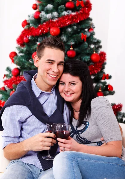 Celebrando la Navidad con vino — Foto de Stock