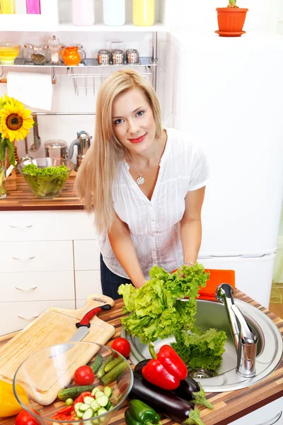 Vrouw en groenten — Stockfoto