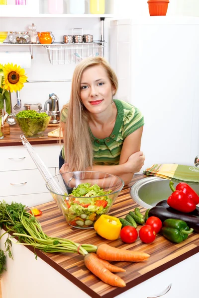 Mooie vrouw in de keuken — Stockfoto