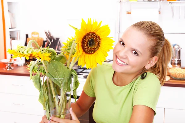 Girl with sunflower — Stock Photo, Image