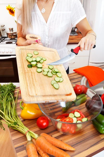 Donna taglio verdure — Foto Stock