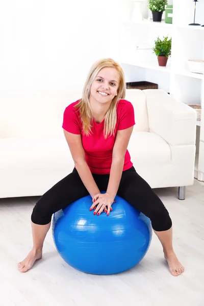 Mulher feliz na bola pilates — Fotografia de Stock