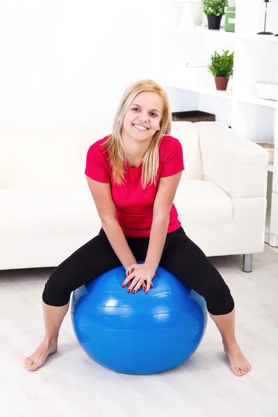 Mulher feliz na bola pilates Imagens De Bancos De Imagens Sem Royalties