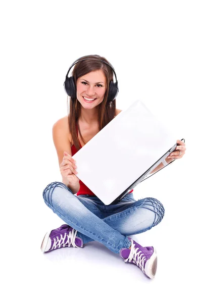 Menina no fone de ouvido segurando laptop — Fotografia de Stock