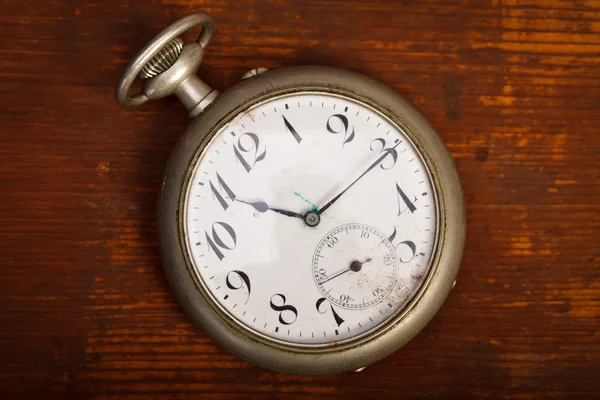 Reloj de bolsillo sobre mesa de madera — Foto de Stock