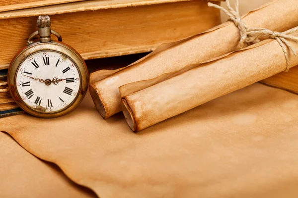 Reloj de bolsillo antiguo y rollos de papel — Foto de Stock