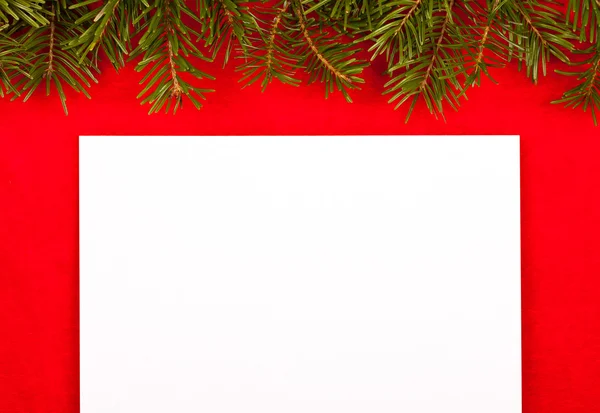 Boş beyaz kağıt üzerine kırmızı kadife — Stok fotoğraf