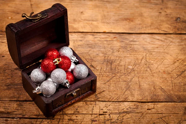 Tresure pecho con decoraciones de Navidad — Foto de Stock