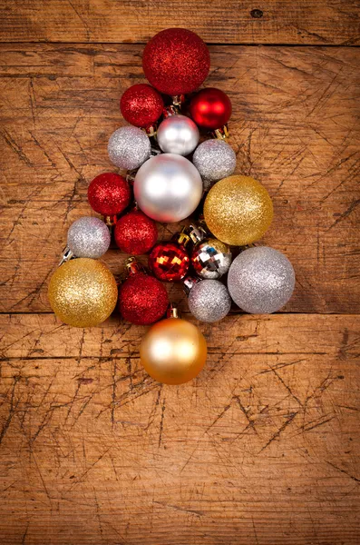 Kerstboom gemaakt van ornamenten — Stockfoto