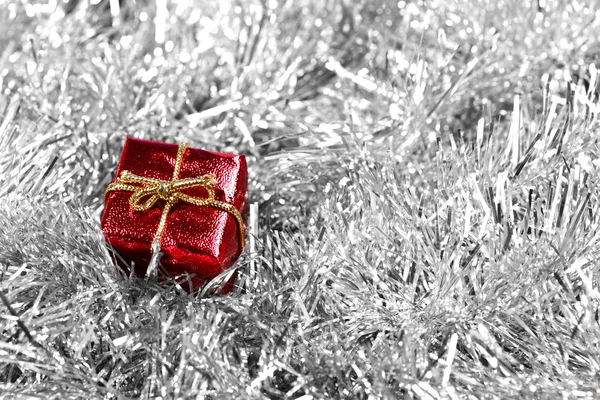 Geschenkdoos op kersttinsel — Stockfoto