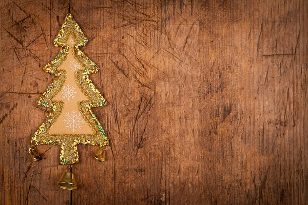 Décoration d'arbre de Noël avec trois cloches sur table en bois — Photo