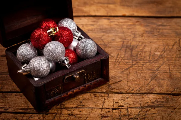 Vista de cerca de la caja del tesoro con globos de Navidad —  Fotos de Stock