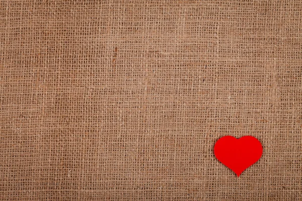 Červené srdce na pytlovina — Stock fotografie