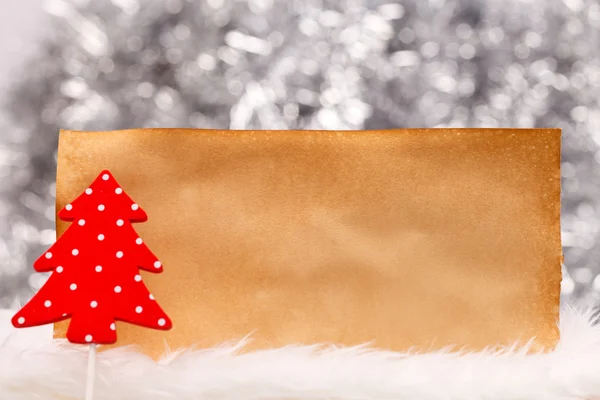 Pequeño árbol de Navidad manchado con papel viejo —  Fotos de Stock