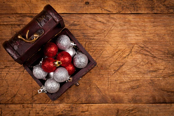 Piccola scatola del tesoro con decorazioni — Foto Stock