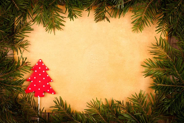 Little επισημασμένη χριστουγεννιάτικο δέντρο με παλιό χαρτί και υποκατάστημα — Φωτογραφία Αρχείου