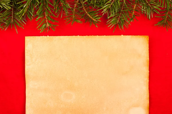 Rustik kağıt üzerinde kırmızı kadife — Stok fotoğraf