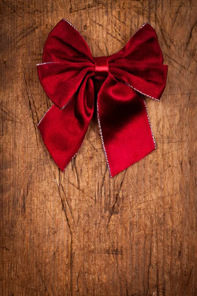 Claret arco na mesa de madeira, decoração de Natal — Fotografia de Stock