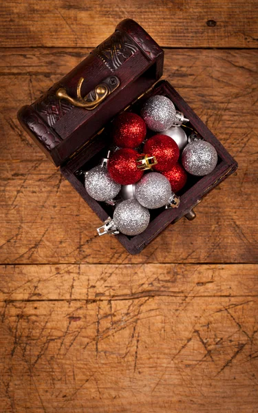Caja del tesoro con globos de Navidad —  Fotos de Stock