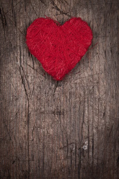 Cuerda corazón rojo sobre fondo de madera — Foto de Stock