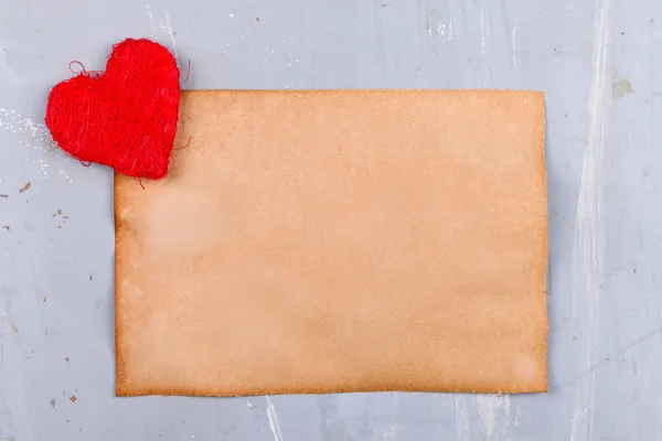 Corda coração vermelho perto de papel velho — Fotografia de Stock