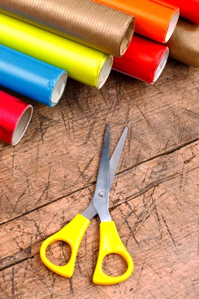 Balicí papír a nůžky — Stock fotografie